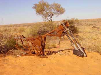 Epave de moto dans le Simpson Desert National  Park, Australie